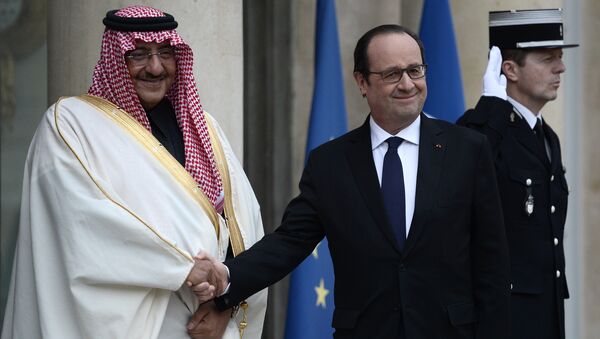 French President Francois Hollande (R) greets Saudi Crown Prince Mohammed bin Nayef upon his arrival for their talks on March 4, 2016 at the Elysee Presidential Palace in Paris - Sputnik International