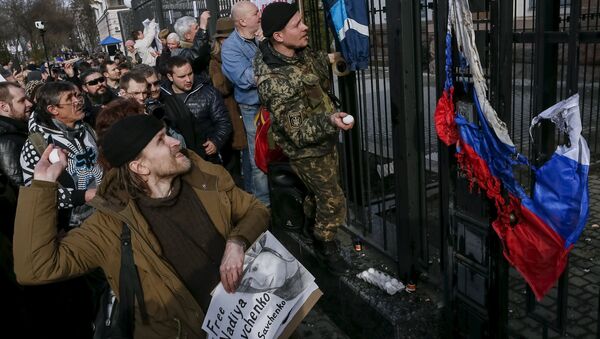 Protesters throw eggs towards a building of the Russian embassy during a rally demanding the liberation of Ukrainian army pilot Nadezhda Savchenko by Russia, in Kiev, Ukraine, March 6, 2016 - Sputnik International