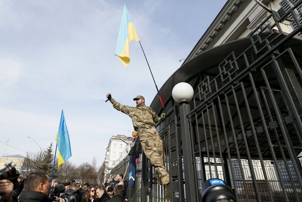 A protester shouts as he climbs the fence of the Russian Embassy in Kiev during a rally demanding the liberation of Ukrainian army pilot Nadezhda Savchenko, March 6, 2016. A protester shouts as he climbs the fence of the Russian Embassy in Kiev during a rally demanding the liberation of Ukrainian army pilot Nadezhda Savchenko, March 6, 2016. - Sputnik International