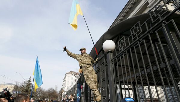 A protester shouts as he climbs the fence of the Russian Embassy in Kiev during a rally demanding the liberation of Ukrainian army pilot Nadezhda Savchenko, March 6, 2016. - Sputnik International
