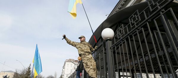 A protester shouts as he climbs the fence of the Russian Embassy in Kiev during a rally demanding the liberation of Ukrainian army pilot Nadezhda Savchenko, March 6, 2016. A protester shouts as he climbs the fence of the Russian Embassy in Kiev during a rally demanding the liberation of Ukrainian army pilot Nadezhda Savchenko, March 6, 2016. - Sputnik International