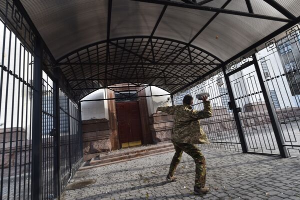 A protester throws a brick at a door of the Russian Embassy in Kiev after climbing over a fence during a rally to demand the release of hunger-striking Ukrainian pilot Nadiya Savchenko, March 6, 2016. A protester throws a brick at a door of the Russian Embassy in Kiev after climbing over a fence during a rally to demand the release of hunger-striking Ukrainian pilot Nadiya Savchenko, March 6, 2016. - Sputnik International