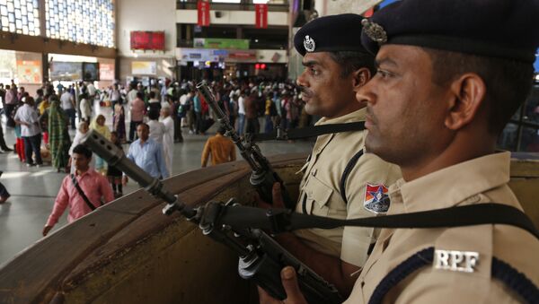 Railway policemen stand guard at a railway station following high alert in Ahmadabad, Gujarat state, India, Sunday, March 6, 2016 - Sputnik International