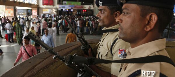 Railway policemen stand guard at a railway station following high alert in Ahmadabad, Gujarat state, India, Sunday, March 6, 2016 - Sputnik International