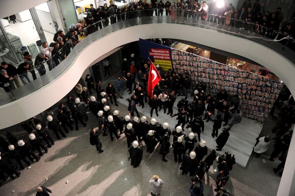 Riot police scuffle with employees at the headquarters of Zaman newspaper in Istanbul, Turkey, late March 4, 2016 Riot police scuffle with employees at the headquarters of Zaman newspaper in Istanbul, Turkey, late March 4, 2016 - Sputnik International