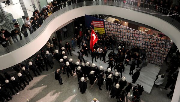 Riot police scuffle with employees at the headquarters of Zaman newspaper in Istanbul, Turkey, late March 4, 2016 - Sputnik International