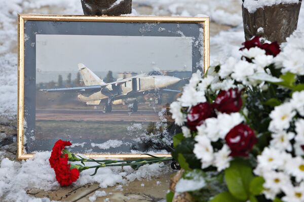 Flowers laid at the monument to pilots in the center of Lipetsk in memory of Lieutenant Colonel Oleg Peshkov of the Lipetsk Air Force Center, the commander of the downed bomber Su-24. File photo  - Sputnik International