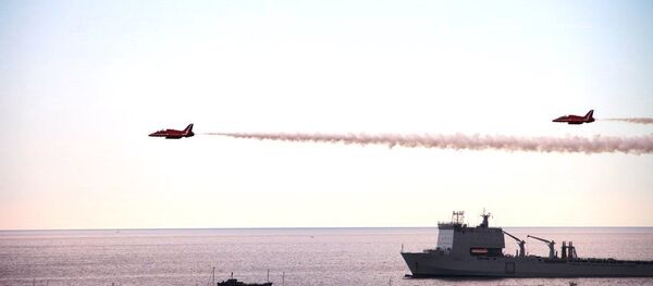 Two Red Arrows fly past the RFA Mounts Bay - Sputnik International