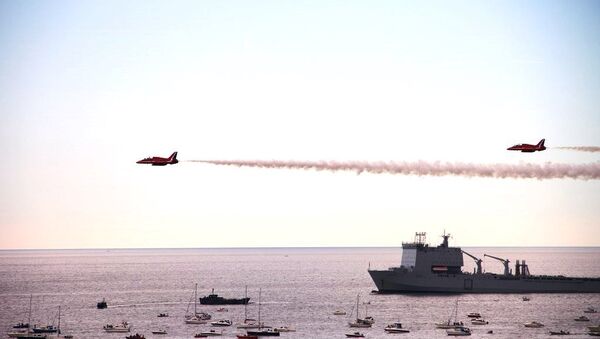Two Red Arrows fly past the RFA Mounts Bay - Sputnik International