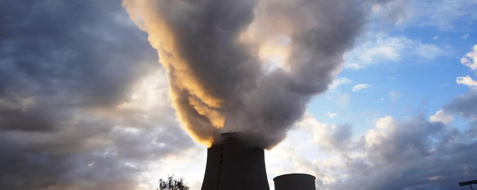 Steam rises at sunset from the cooling towers of the Electricite de France (EDF) nuclear power station at Nogent-Sur-Seine, France, November 13, 2015. - Sputnik International, 1920, 07.03.2016