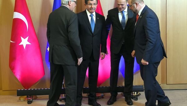 Turkish Prime Minister Ahmet Davutoglu poses with European Commission President Jean-Claude Juncker (L), European Council President Donald Tusk (2nd R) and European Parliament President Martin Schulz (R) during an EU-Turkey summit in Brussels, as the bloc is looking to Ankara to help it curb the influx of refugees and migrants flowing into Europe, March 7, 2016. - Sputnik International