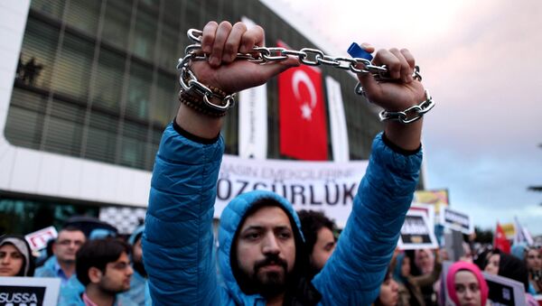 An employee of Zaman newspaper holds a chain during a protest at the courtyard of the newspaper in Istanbul, Turkey March 4, 2016. - Sputnik International