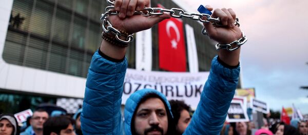 An employee of Zaman newspaper holds a chain during a protest at the courtyard of the newspaper in Istanbul, Turkey March 4, 2016. - Sputnik International