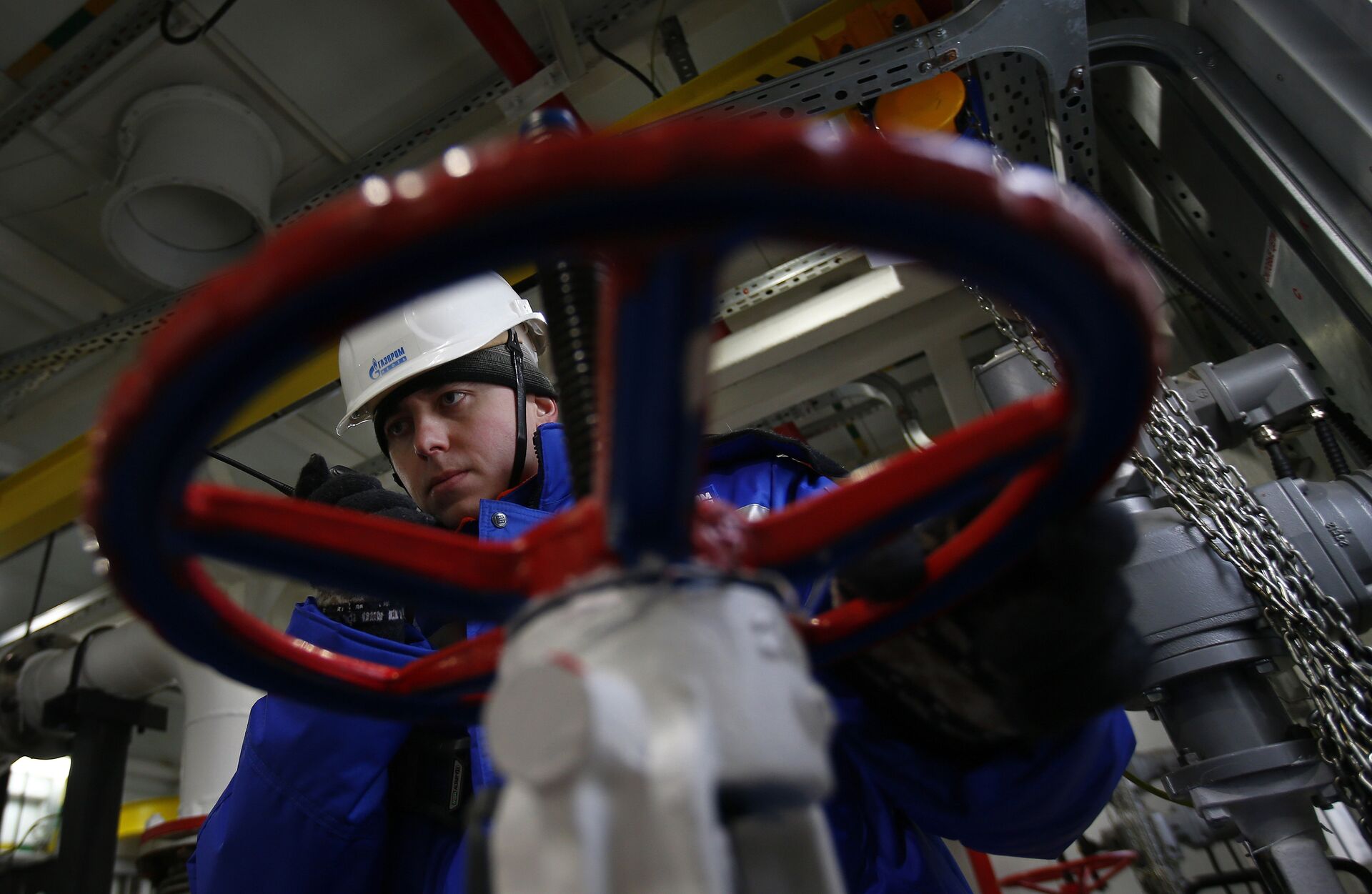 A worker of Russian gas and oil giant Gazprom works on February 18, 2015 in Novoprtovskoye oil and gas condensates oilfield at Cape Kamenny in the Gulf of Ob shore line in the south-east of a peninsular in the Yamalo-Nenets Autonomous District, 250 km north of the town of Nadym, northern Russia - Sputnik International, 1920, 23.09.2021