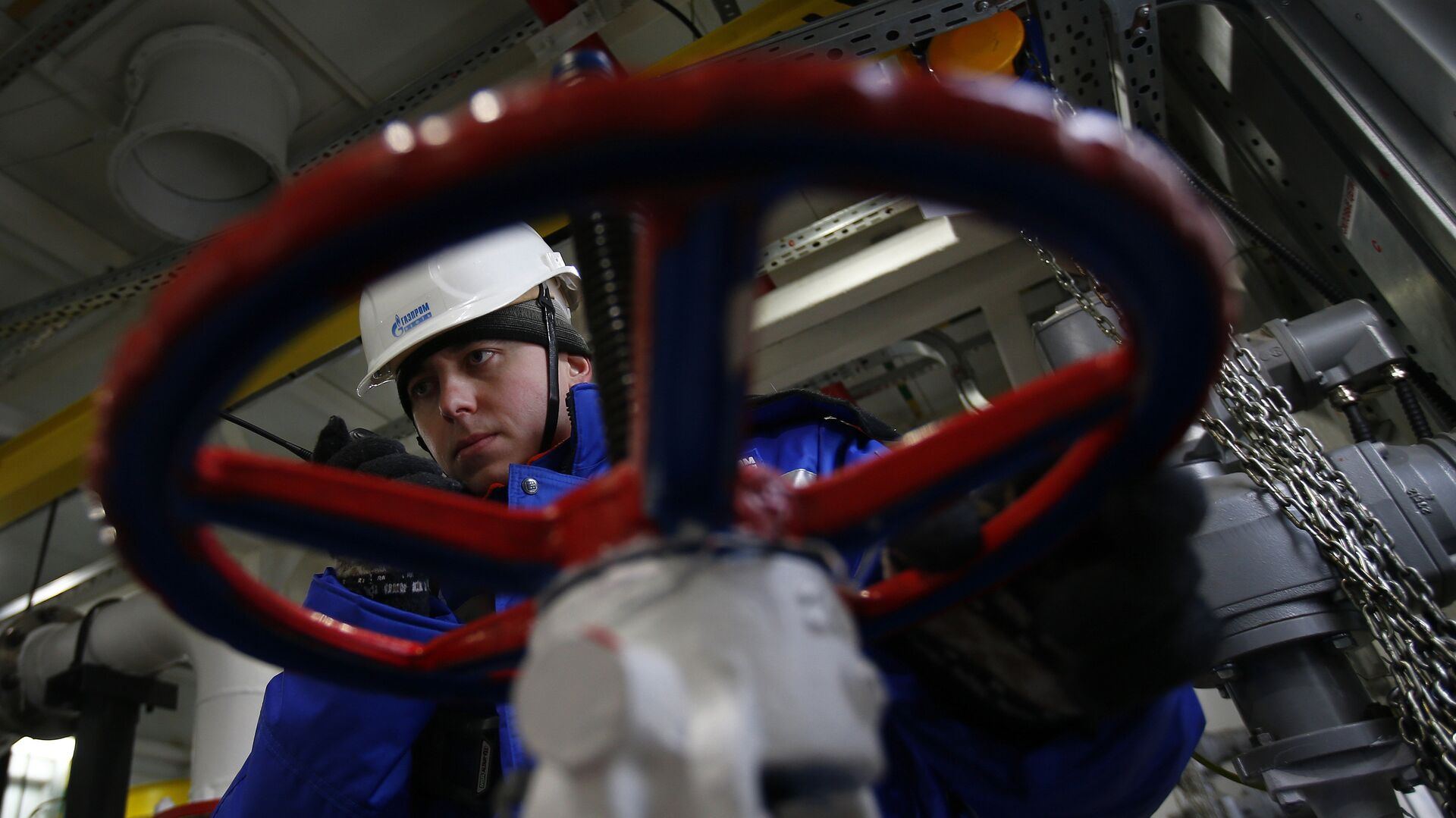 A worker of Russian gas and oil giant Gazprom works on February 18, 2015 in Novoprtovskoye oil and gas condensates oilfield at Cape Kamenny in the Gulf of Ob shore line in the south-east of a peninsular in the Yamalo-Nenets Autonomous District, 250 km north of the town of Nadym, northern Russia - Sputnik International, 1920, 30.03.2022