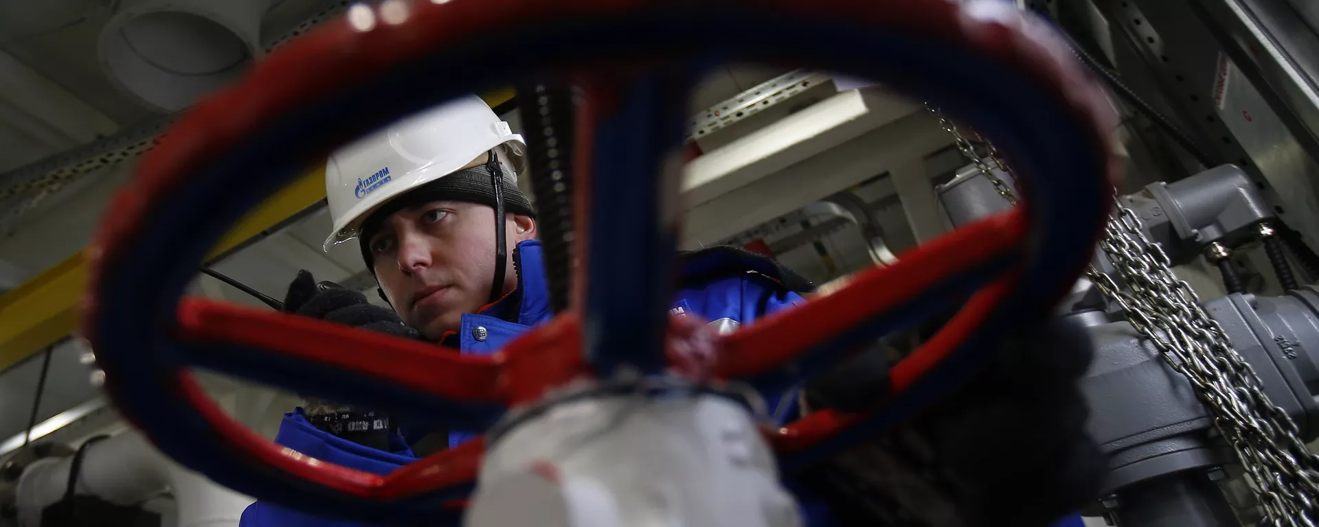 A worker of Russian gas and oil giant Gazprom works on February 18, 2015 in Novoprtovskoye oil and gas condensates oilfield at Cape Kamenny in the Gulf of Ob shore line in the south-east of a peninsular in the Yamalo-Nenets Autonomous District, 250 km north of the town of Nadym, northern Russia - Sputnik International, 1920, 28.08.2024