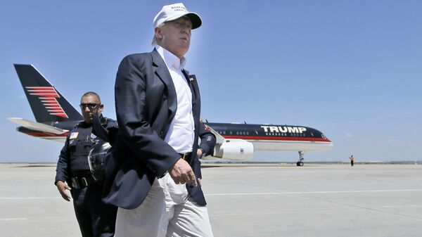 Republican presidential hopeful Donald Trump walks the tarmac before boarding his campaign plane to depart from Laredo, Texas, Thursday, July 23, 2015 - Sputnik International