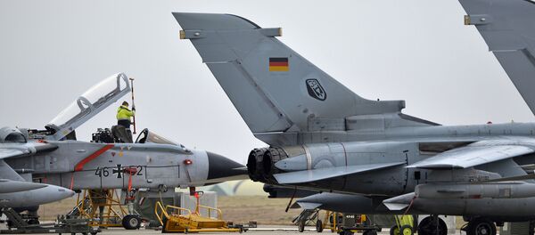 A technician works on a German Tornado jet at the air base in Incirlik, Turkey, on January 21, 2016 - Sputnik International