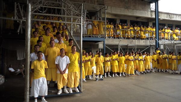 Members of the Mara 18 gang, attend a mass at the Izalco Penitenciary in the city of Izalco, 70 Km west of San Salvador on April 13, 2012 - Sputnik International