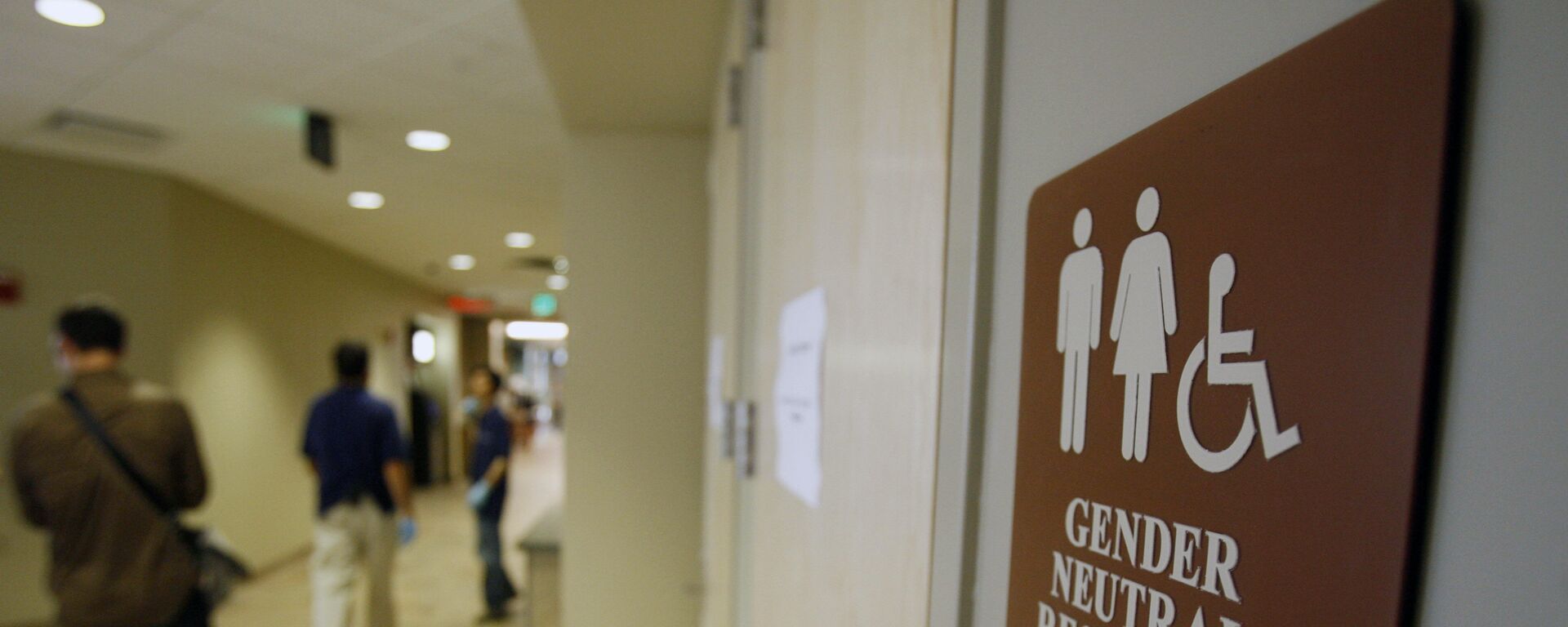 In this Aug. 23, 2007 file photo, a sign marks the entrance to a gender neutral restroom at the University of Vermont in Burlington, Vt. - Sputnik International, 1920, 17.11.2021