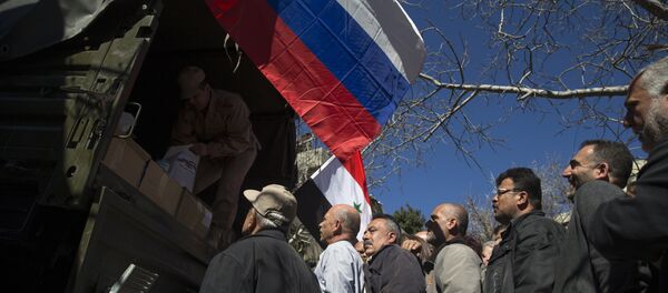 Local residents line up to get a food aid from a Russian military truck in the Syrian village of Ghunaymiyah, about 15 kilometers from Turkish border Tuesday, March 1, 2016 Local residents line up to get a food aid from a Russian military truck in the Syrian village of Ghunaymiyah, about 15 kilometers from Turkish border Tuesday, March 1, 2016 - Sputnik International