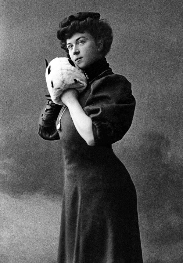 Alexandra Domontovich-Kollontai [1872-1952], an activist of the Russian and international socialist revolutionary movement, and the first female minister and diplomat in history, sided with the Mensheviks since 1906 and joined the Russian Social Democratic Workers Party [RSDRP] in 1915. This photo was taken circa 1900-1902. - Sputnik International