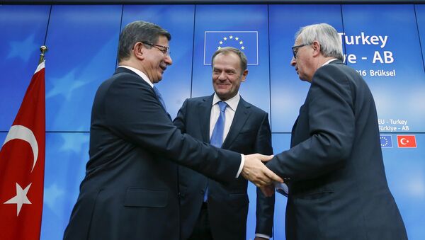 Turkish Prime Minister Ahmet Davutoglu (L), European Council President Donald Tusk (C) and European Commission President Jean Claude Juncker (R) greet each other after a news conference at the end of a EU-Turkey summit in Brussels March 8, 2016 - Sputnik International
