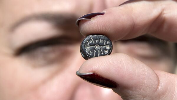 Yana Tchekhanovets, an archaeologist with the Israeli Antiquity Authority, displays on March 7, 2016 a seal bearing the name “Elihana bat Gael” - Sputnik International