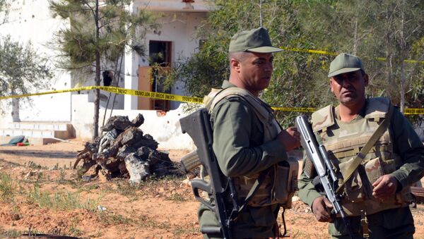 Tunisian soldiers stand guard at the scene of an assault on a house outside the town of Ben Guerdane near the border with Libya on March 3, 2016 - Sputnik International