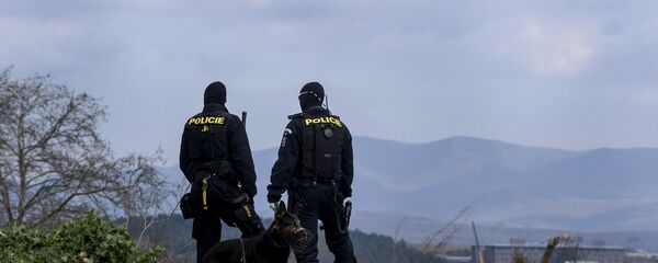 Czech police officers with a dog observe the border between Greece and Macedonia near Gevgelija on February 8, 2016 - Sputnik International