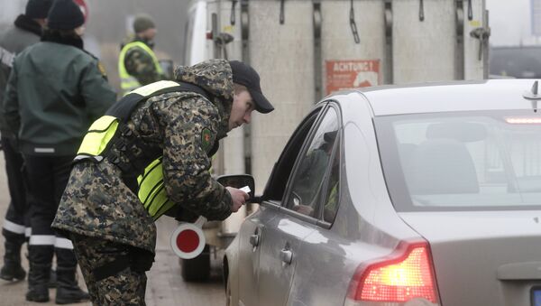 Lithuanian border guards perform check on cars at the border with Latvia near Zarasai, Lithuania, March 8, 2016 - Sputnik International