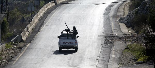 Syrian troops ride on a pickup truck with a mounted machine gun on a road near Latakia in Syria, March 2, 2016 - Sputnik International