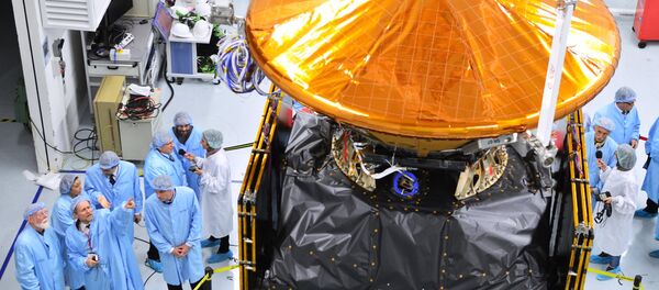 Thales Alenia Space associates seen at the clean shop, handling the orbital station of the European-Russian project ExoMars 2016 - Sputnik International
