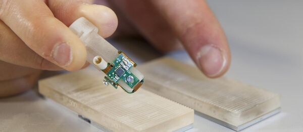 Detail of the bionic fingertip electronics that restored sensations of texture to amputee Dennis Aabo Sørensen, and the plastic gratings with rough and smooth textures - Sputnik International