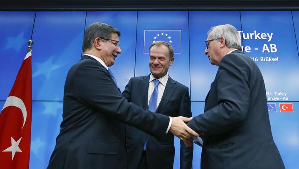 Turkish Prime Minister Ahmet Davutoglu (L), European Council President Donald Tusk (C) and European Commission President Jean Claude Juncker (R) greet each other after a news conference at the end of a EU-Turkey summit in Brussels March 8, 2016. - Sputnik International