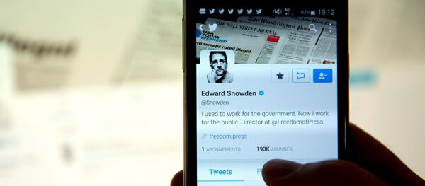 A picture taken on September 29, 2015 shows the Twitter account of former US intelligence contractor Edward Snowden. - Sputnik International