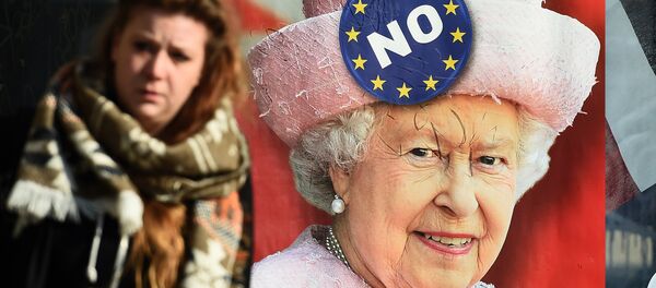 A combo picture made and taken on February 29, 2016 in Brussels shows two women walking by a bus stop with an advertisement campaign for a Belgium radio news channel picturing British Queen Elizabeth II with a logo reading No on her hat . - Sputnik International