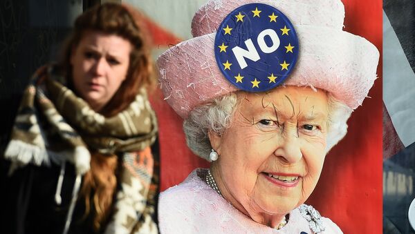A combo picture made and taken on February 29, 2016 in Brussels shows two women walking by a bus stop with an advertisement campaign for a Belgium radio news channel picturing British Queen Elizabeth II with a logo reading No on her hat . - Sputnik International