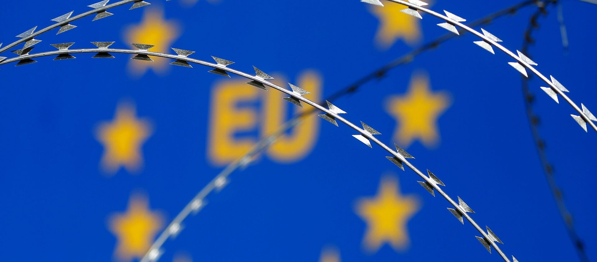 Razor wire is seen in front of an European Union (EU) sign during a protest against barbed wire fences along the border crossing between Slovenia and Croatia in Brezovica pri Gradinu, Slovenia, in this file picture taken December 19, 2015. - Sputnik International, 1920, 23.02.2021