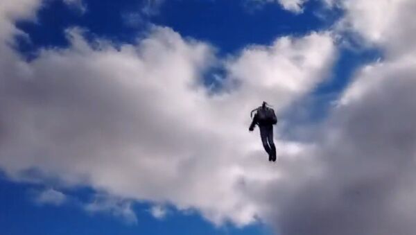 Ireland: Is it a bird? Is it a plane? No, It's Jet-Pack Man flying over Dublin - Sputnik International