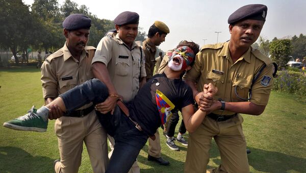 Indian police detain an activist during a protest - Sputnik International
