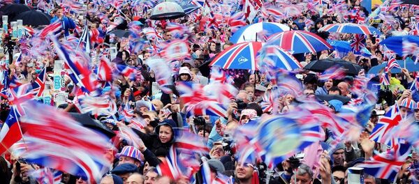 Crowd at Buckingham Palace - Sputnik International