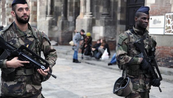 Soldiers patrol outside the Saint-Sernin basilica as part of the Operation sentinelle, on December 31, 2015 in Toulouse. - Sputnik International
