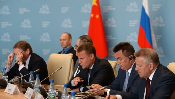 Alexei Chekunkov (center), CEO, JSC Far East and Baikal Region Development Fund, attends the Country Dialogue Russia-China at the Eastern Economic Forum in Vladivostok - Sputnik International