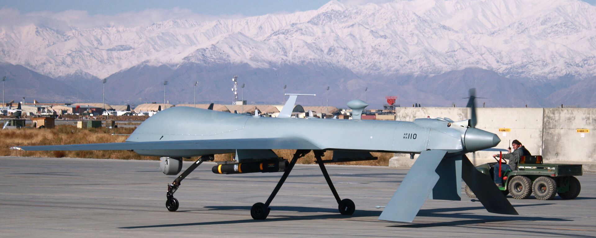 US Predator unmanned drone armed with a missile setting off from its hangar at Bagram air base in Afghanistan, November 27, 2009. - Sputnik International, 1920, 01.07.2016