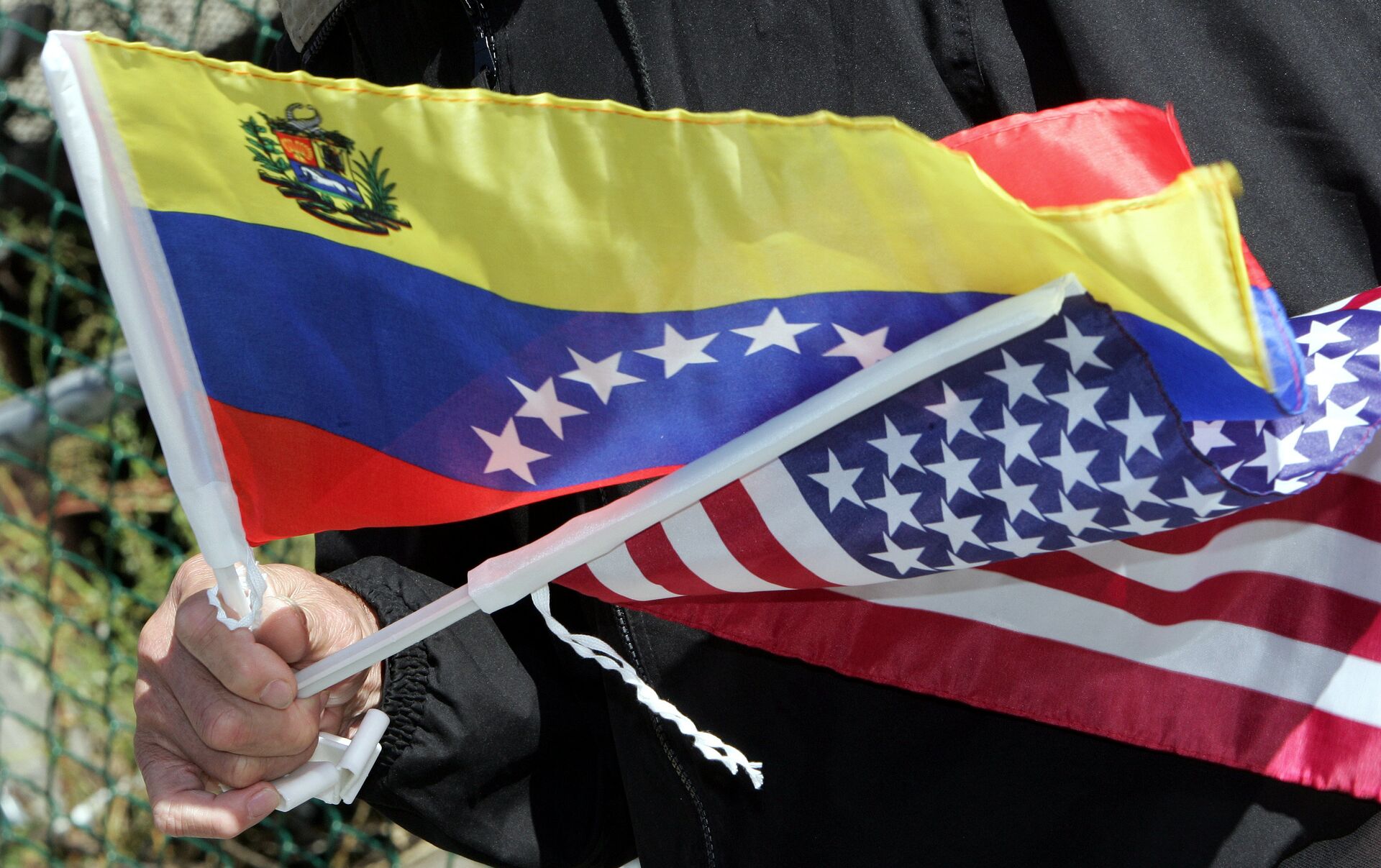 Внешняя политика венесуэлы. Венесуэла. Россия Венесуэла флаги. Люди с флагом Венесуэлы. Венесуэла санкции.