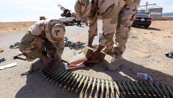 Libyan soldiers check ammunition, some three kilometers from the northern entrance to the Bani Walid (file photo) - Sputnik International