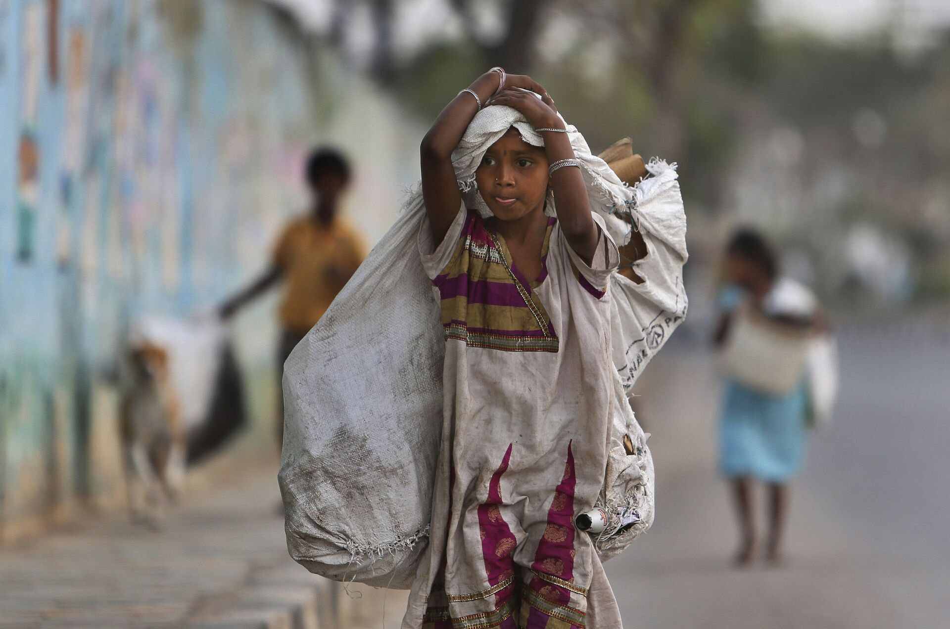 An Indian ragpicker girl walks collecting reusables in Hyderabad, India, Wednesday, March 9, 2016. - Sputnik International, 1920, 14.11.2022