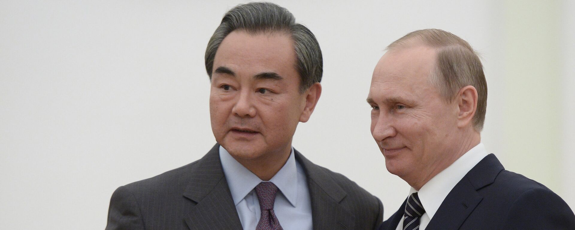 President Vladimir Putin, right, and Chinese Foreign Minister Wang Yi meeting at the Kremlin - Sputnik International, 1920, 22.02.2023