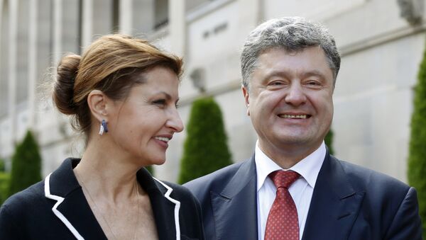 Ukraine's President Petro Poroshenko (R) and his wife Maryna (R) - Sputnik International
